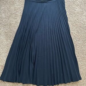 Elegant Navy Veronica Beard  Pleated Skirt